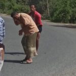 بالفيديو والصور .. شاهد لحظة اعتداء مشرف على مواطن أمام عائلته بطريقة فجرت غضب اليمنيين.. تفاصيل